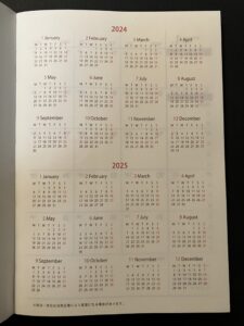 セリアの手帳2024/サンノート 週間バーチカル B6 年間ページ